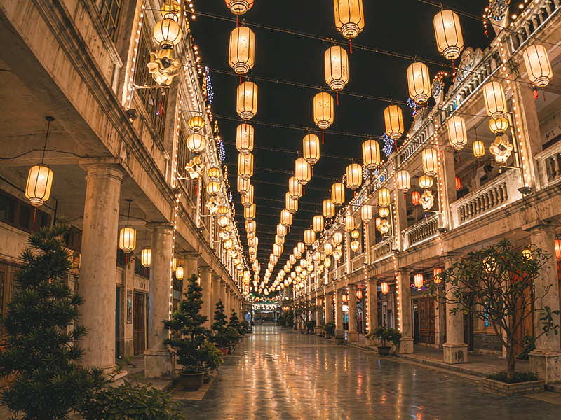 岭南骑楼老街夜景，成排灯笼与灯光铺满路面