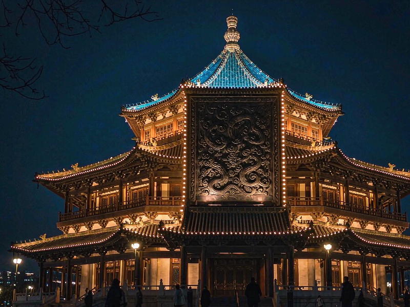 圣诞夜灯光下的中式穹顶纪念堂建筑外景
